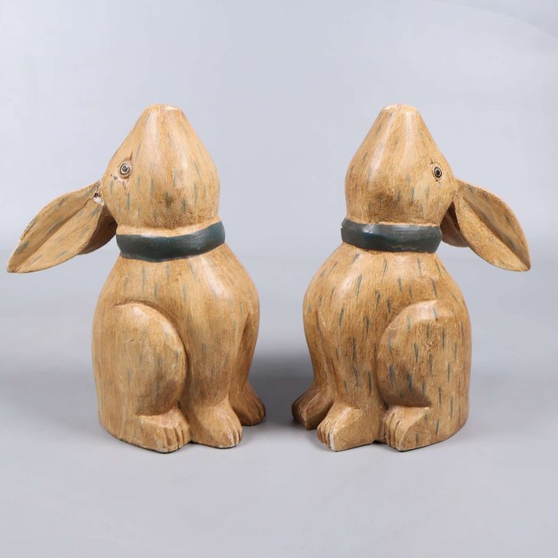 Par med kaniner i gips placerade bredvid varandra