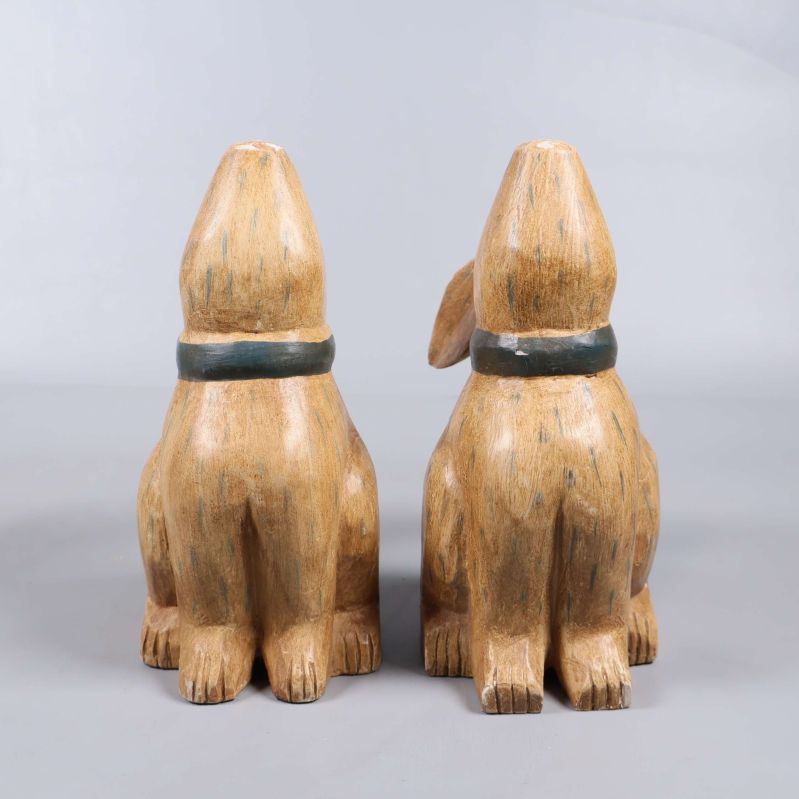 Baksidan av två kaninfigurer i gips visas mot ljus bakgrund