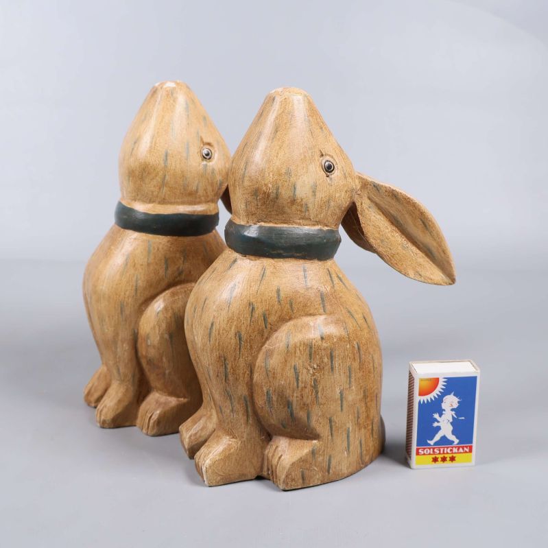 Kaniner i gips står bredvid en tändsticksask för storleksjämförelse