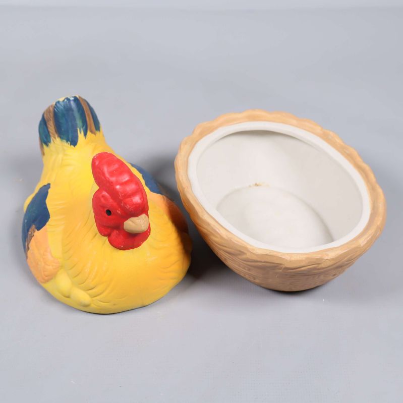 Lock av hönsburk avlyft och visar insidan