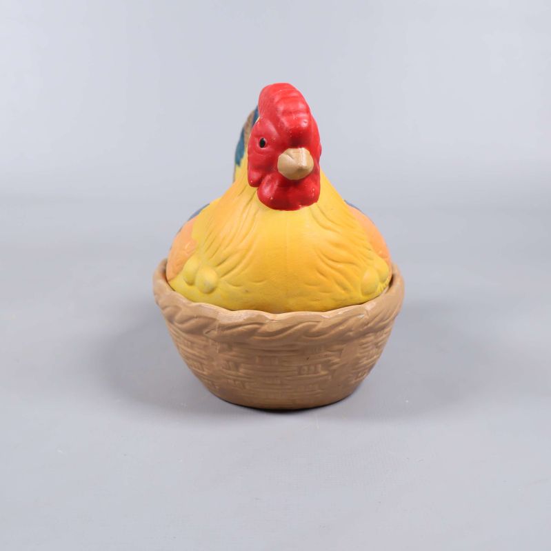 Hönsformad keramikburk framifrån mot ljus bakgrund