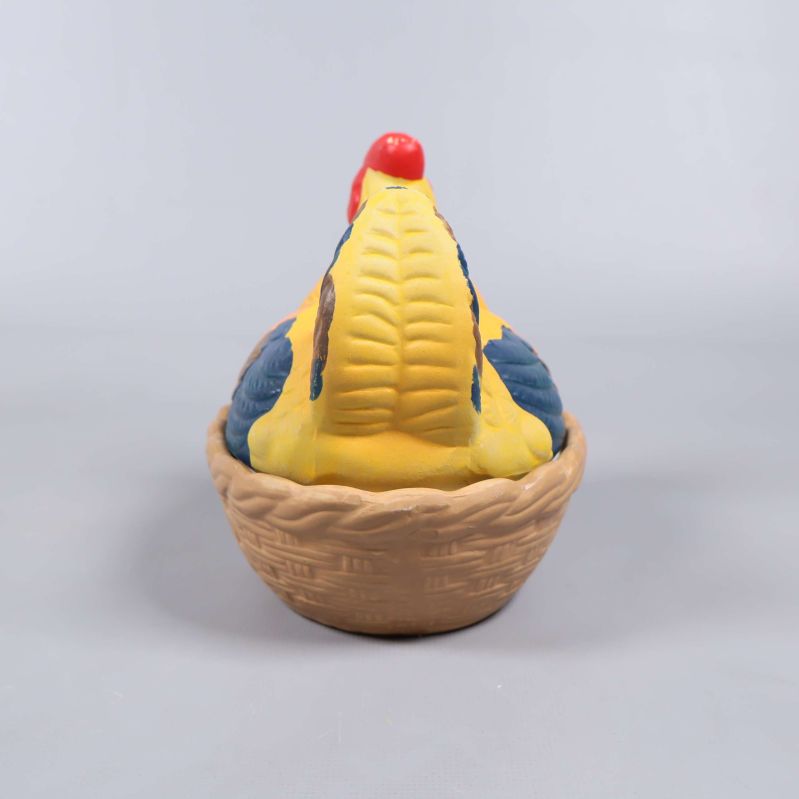 Keramikburk formad som höna sedd bakifrån