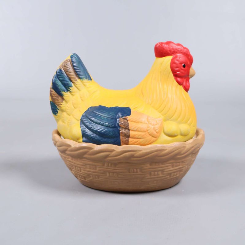 Keramikburk formad som höna från vänster sida