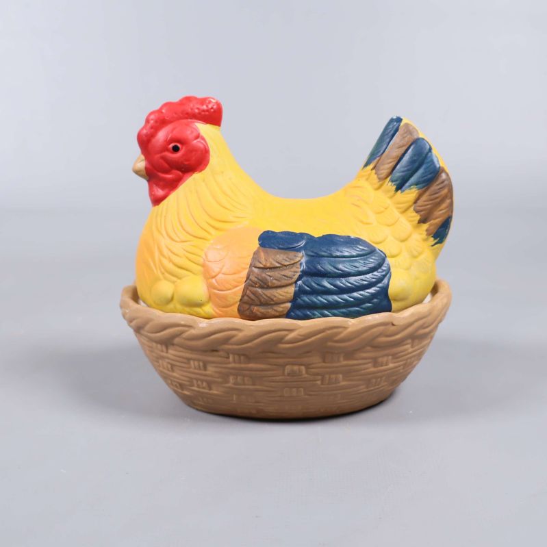 Keramikburk formad som höna från höger sida