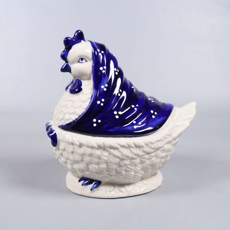 Vit keramikburk i form av höna med blå sjal