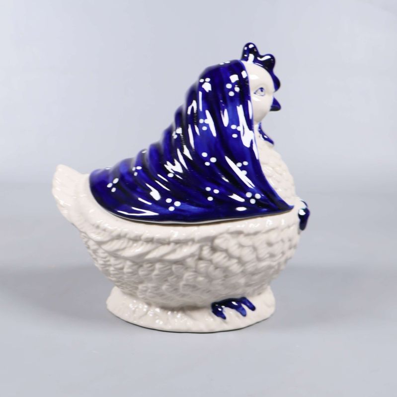 Keramikhöna sedd från sidan med blå och vit färg