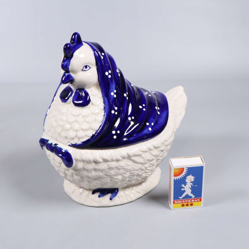 Höna keramikburk bredvid tändsticksask för storleksjämförelse