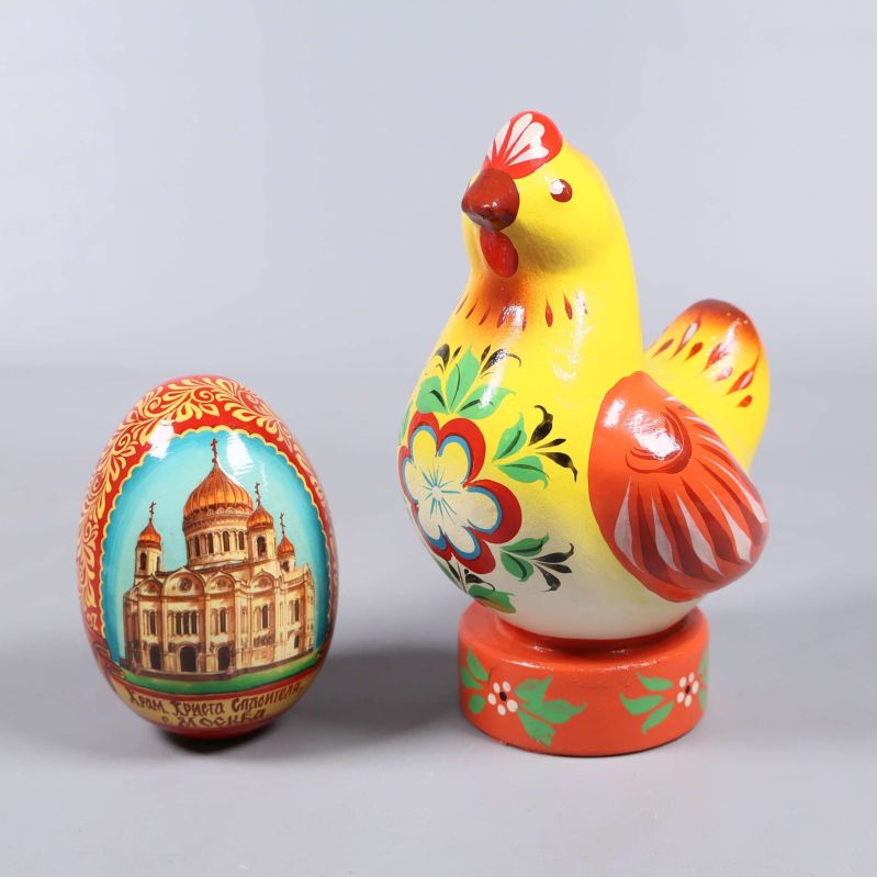 Träfigur höna och målat ägg i färg