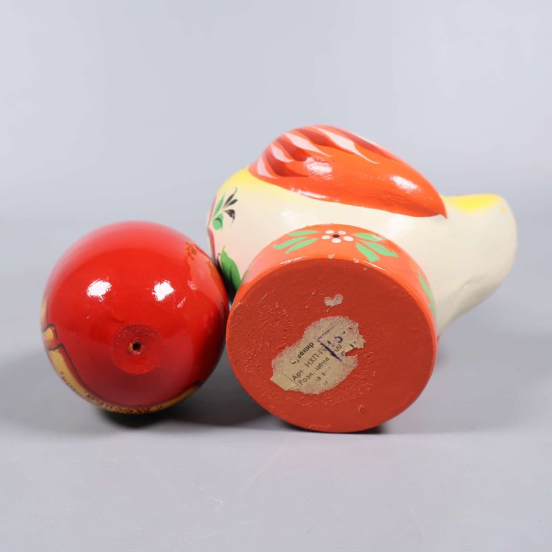 Undersida på höna och ägg med etikett