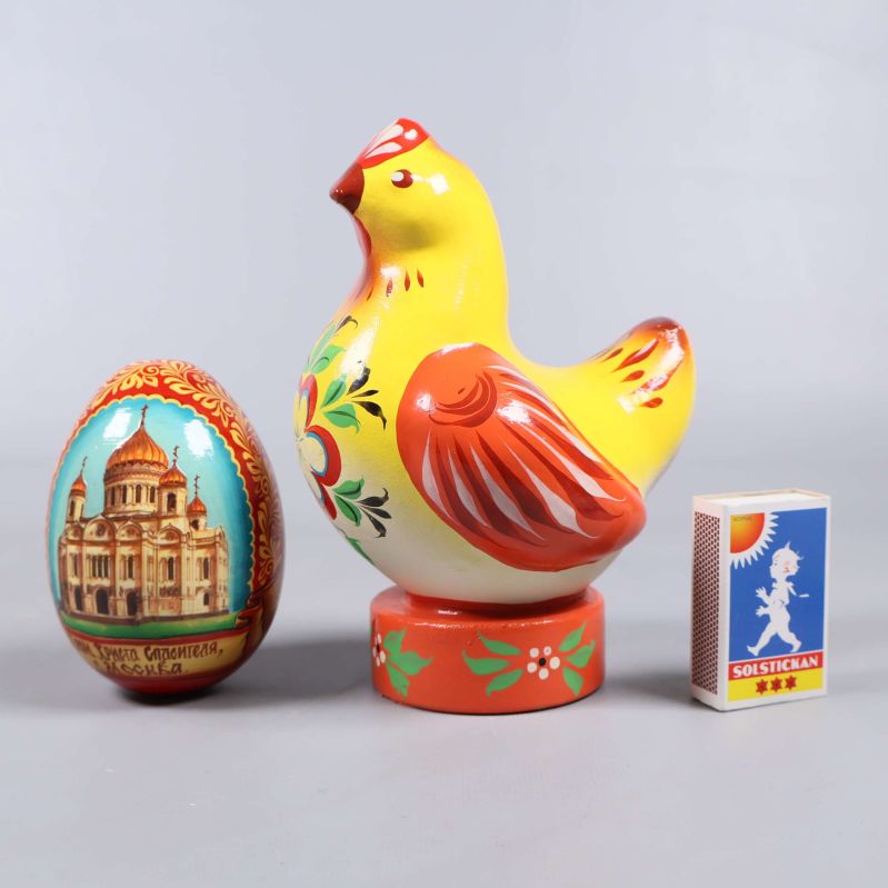 Höna och ägg i trä bredvid tändsticksask