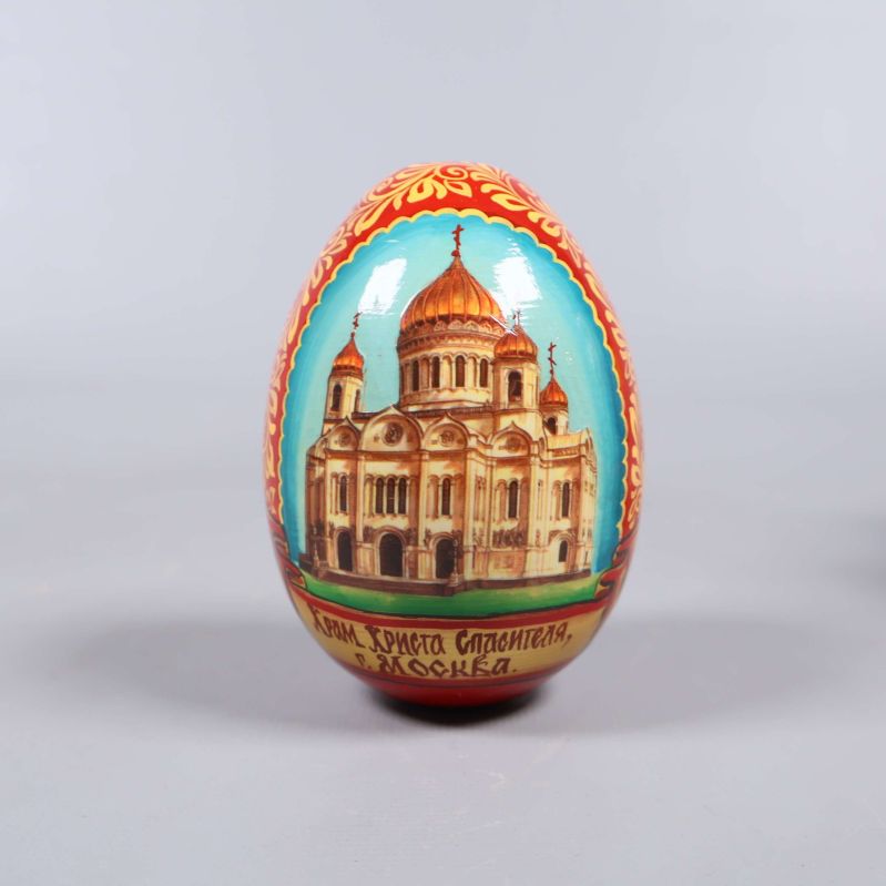 Närbild på målat träägg med kyrkomotiv