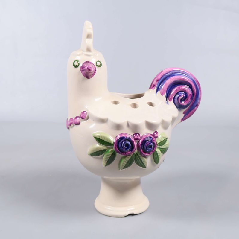 Keramisk dekorativ kyckling med målade blommor och spiralformad svans