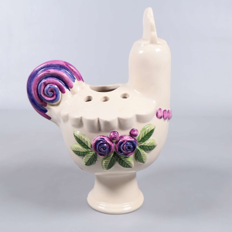 Bakifrån vy av den keramiska kycklingen med blommotiv