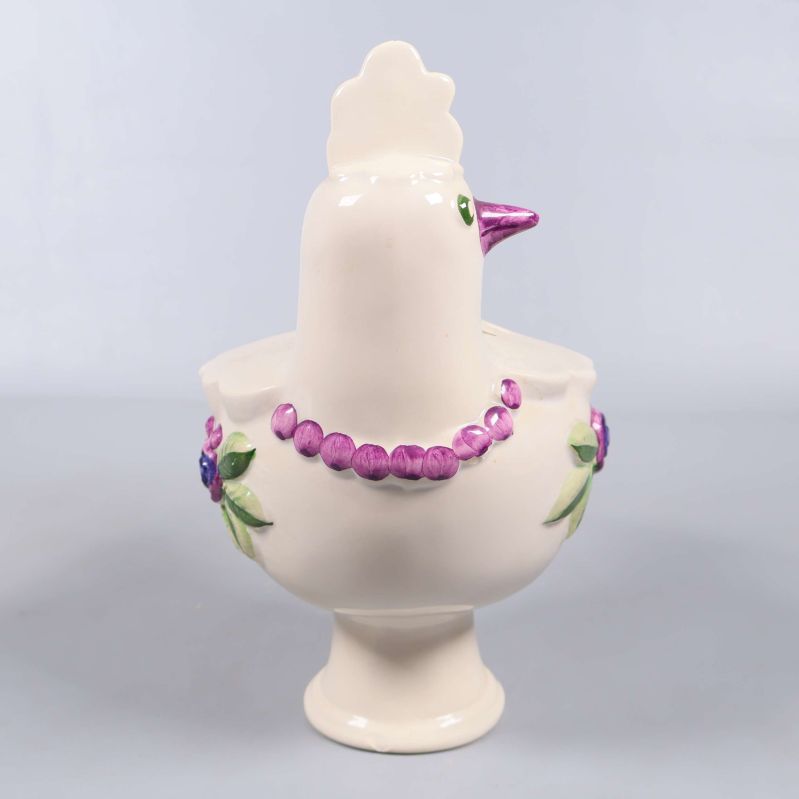 Framsidan av keramisk kyckling med lila halsband