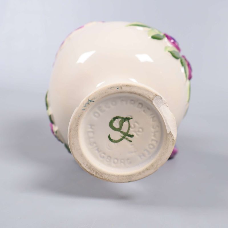 Stämpel och märkning undertill på keramisk kyckling