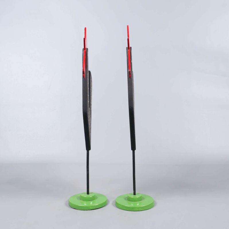 Två tupp dekorationer sedda från sidan med gröna baser