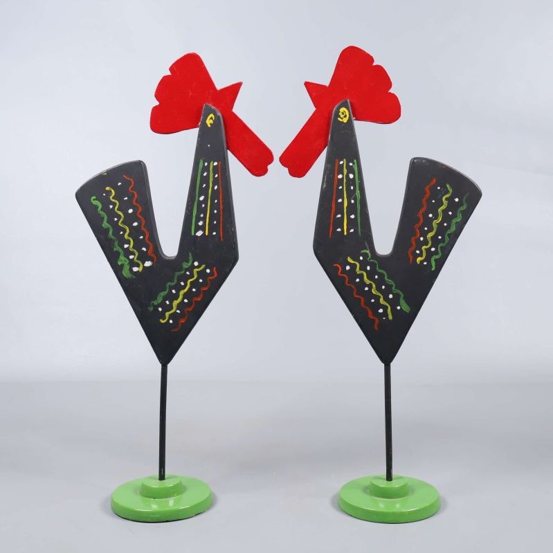 Två dekorationstuppar i profil mot varandra, detaljrik färg