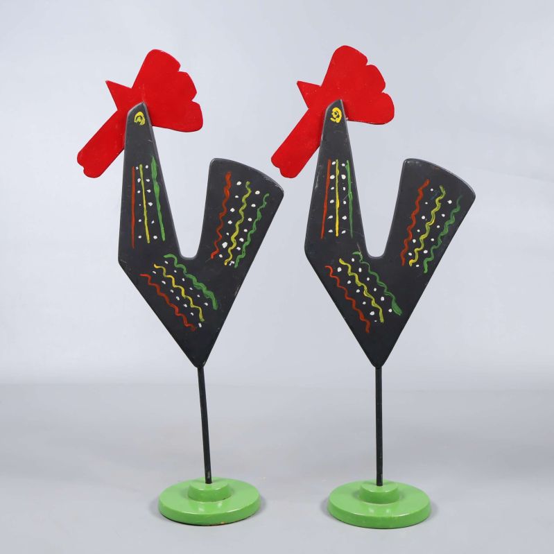 Par av svarta tupp dekorationer med röda kammar och gröna fötter