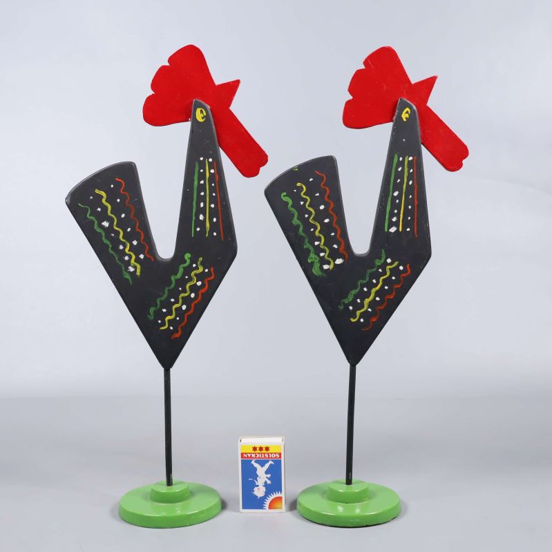 Två tuppar med tändsticksask framför för storleksreferens