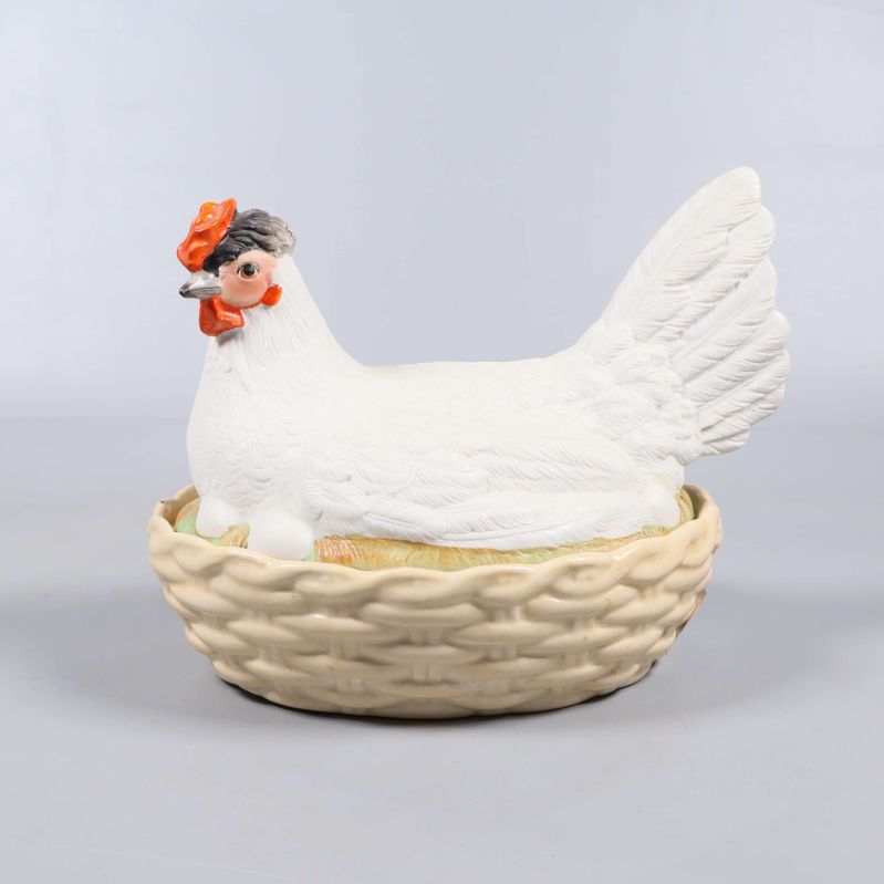 Keramisk kycklingform i vitt och beige, sidovy