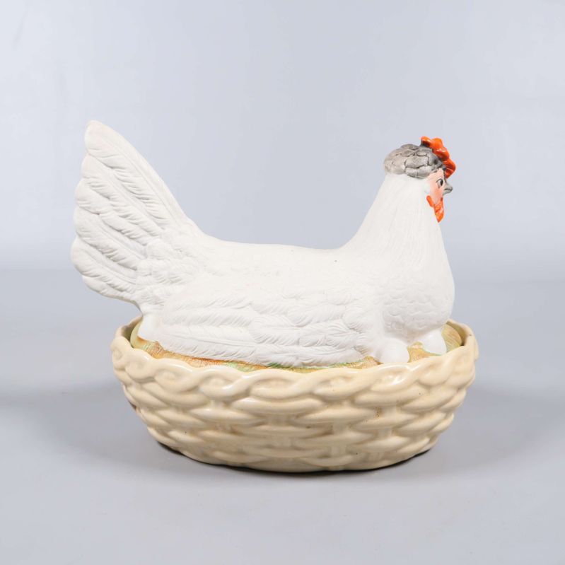 Kycklingformens andra sida med flätad korg