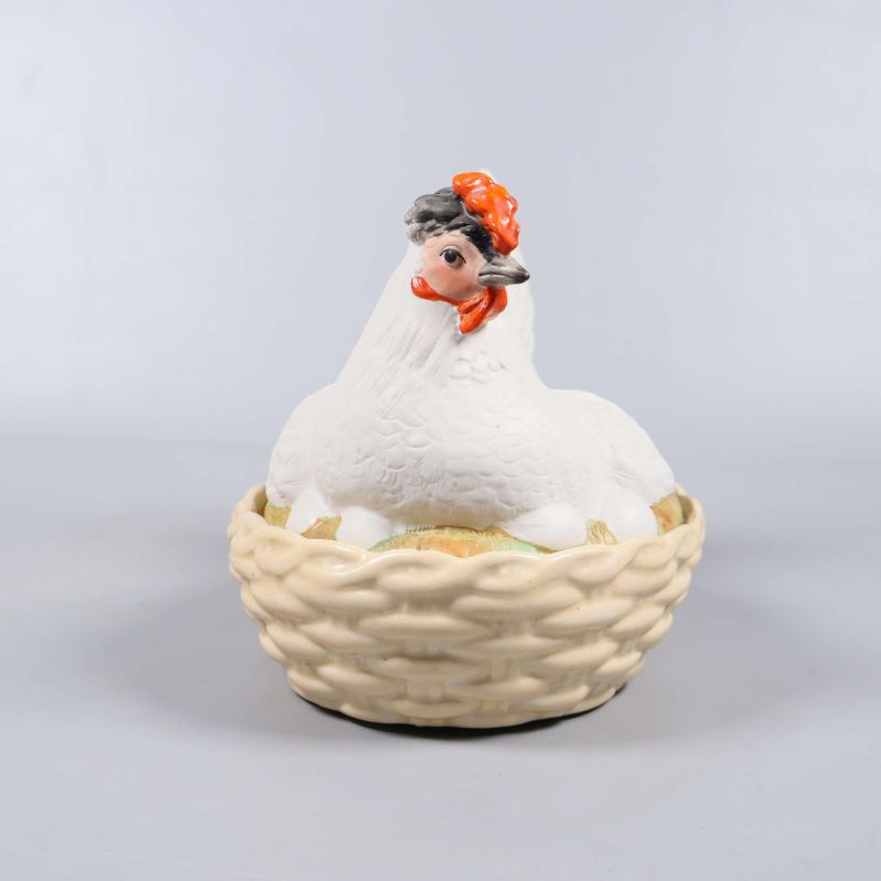 Framifrån vy av keramisk kycklingform med lock