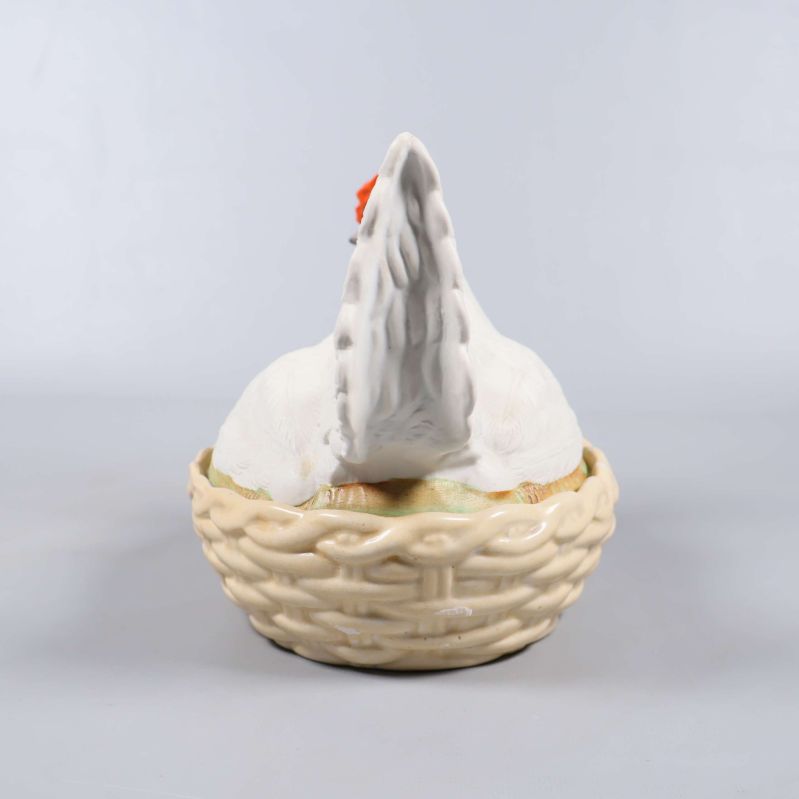 Baksidan av keramisk kycklingform med lyft stjärt