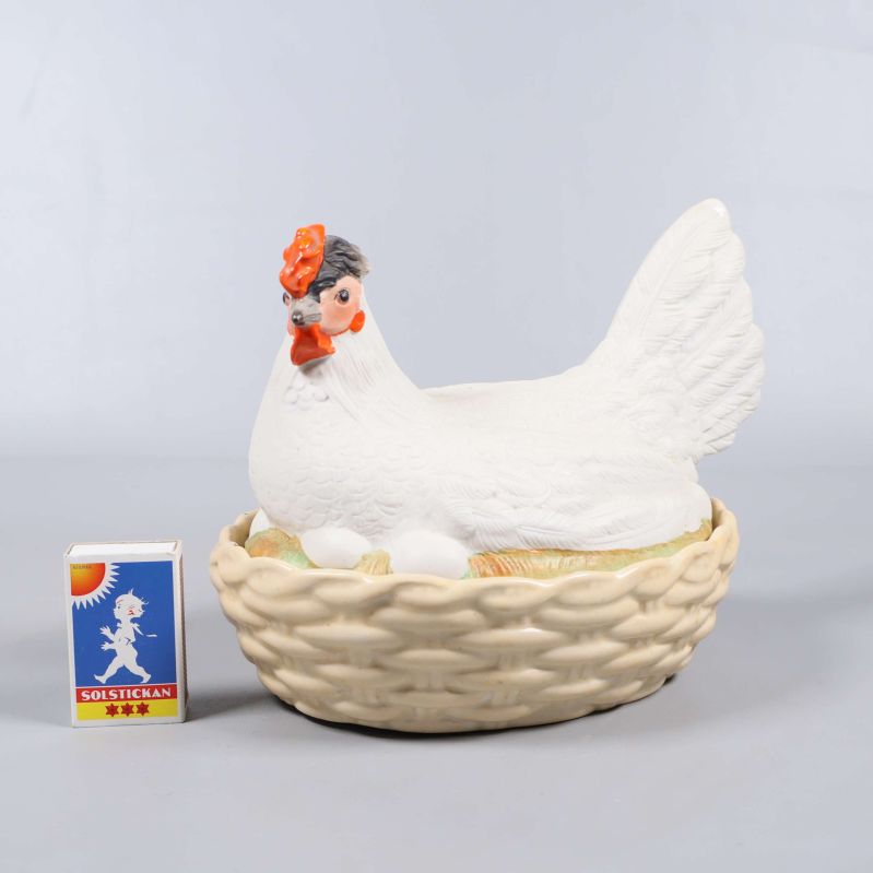 Kycklingform med tändsticksask för storleksjämförelse