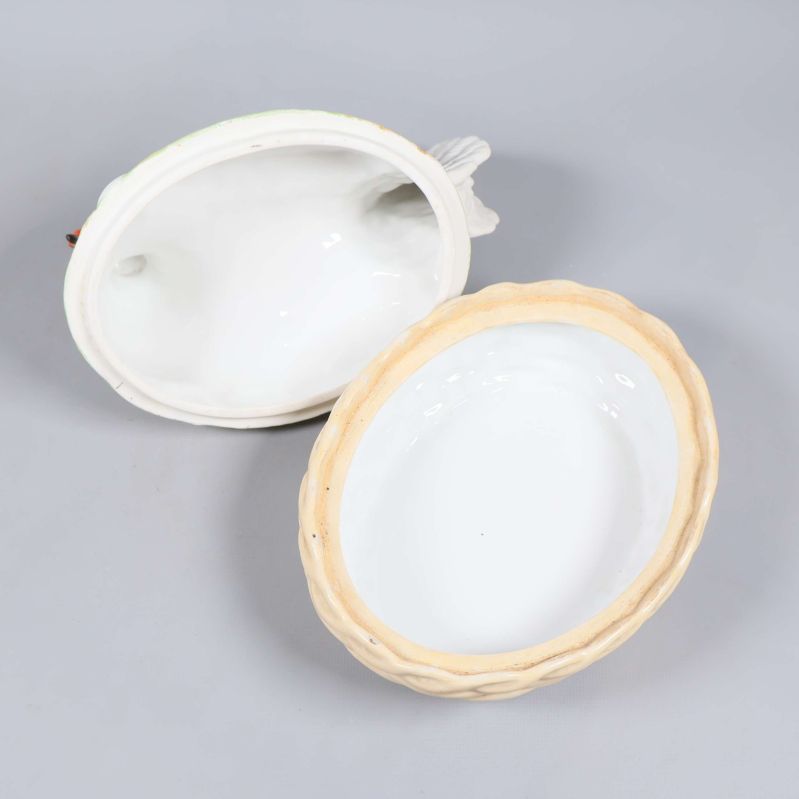 Insidan av keramikform och lock fotograferade uppifrån