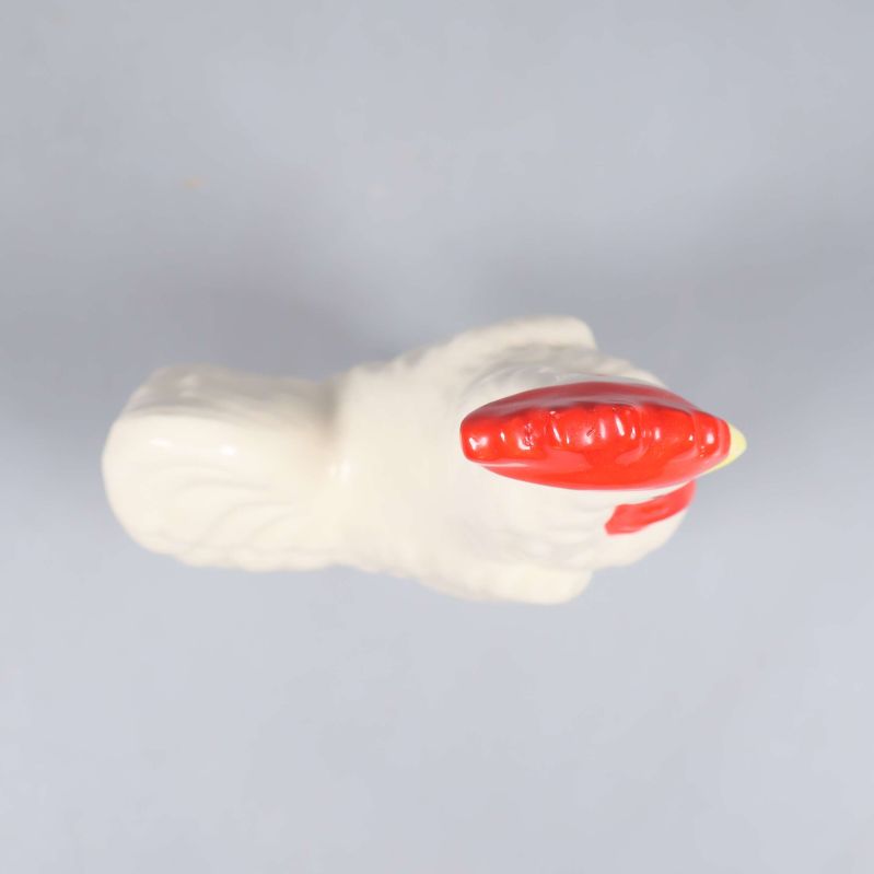 Keramisk tuppfigur ovanifrån med synlig röd kam