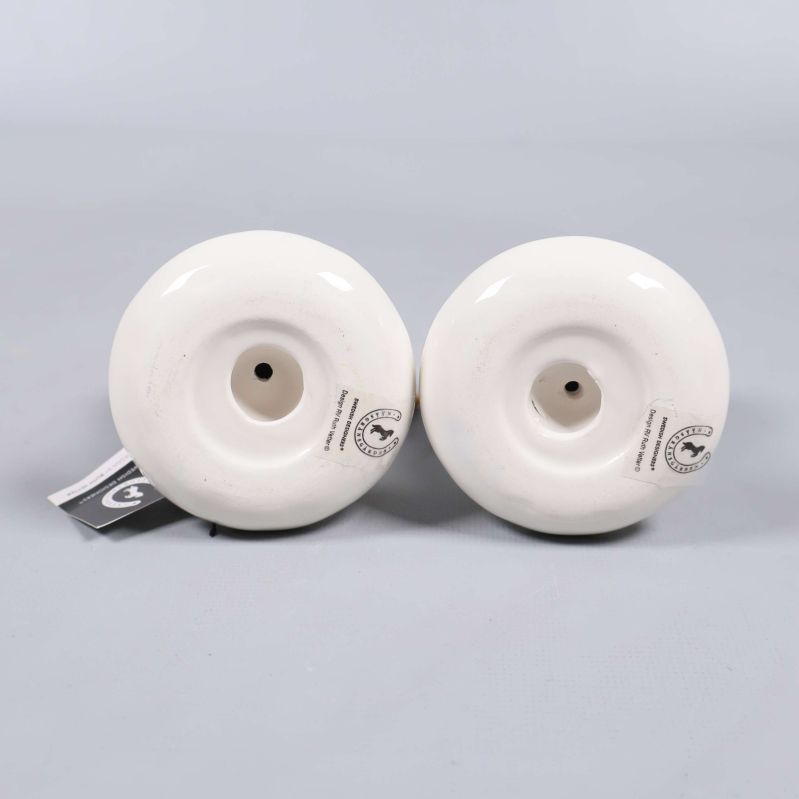 Undersida på vita ägghållare med etikett och hål