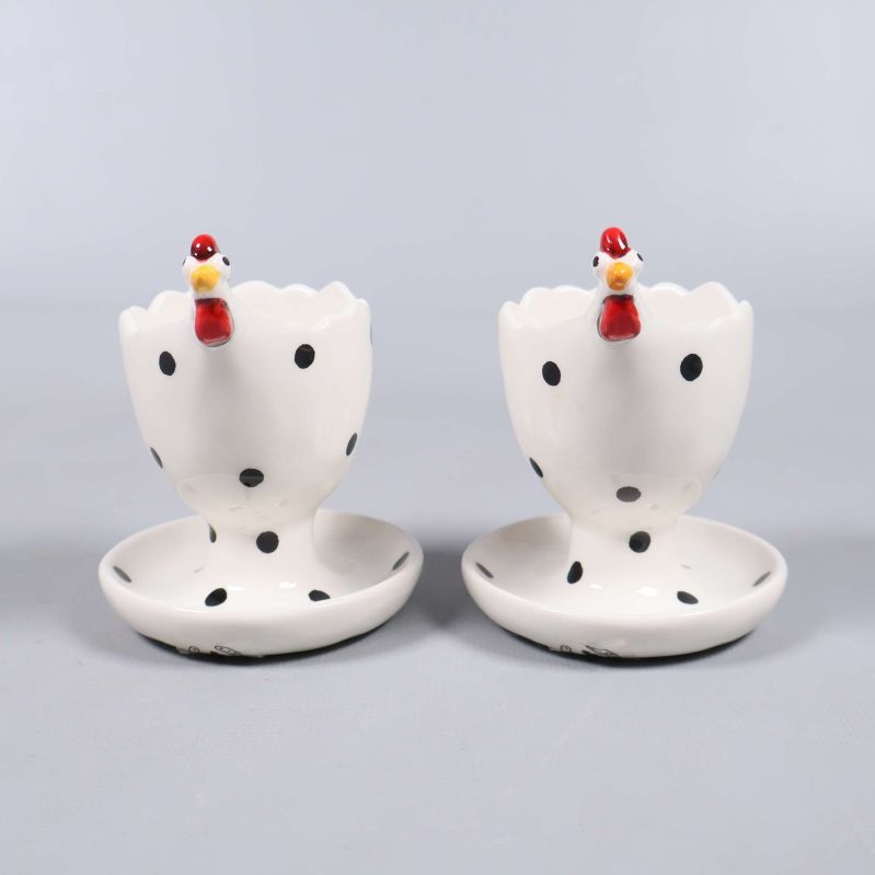 Framifrån av två ägghållare med höna och svarta prickar