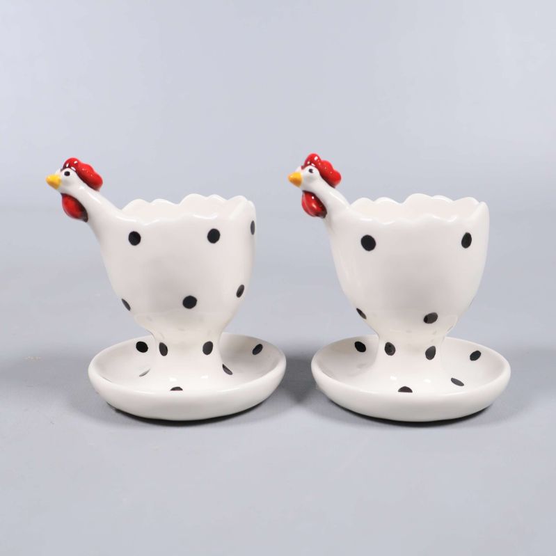 Sido­vy av två vita ägghållare med hönshuvud