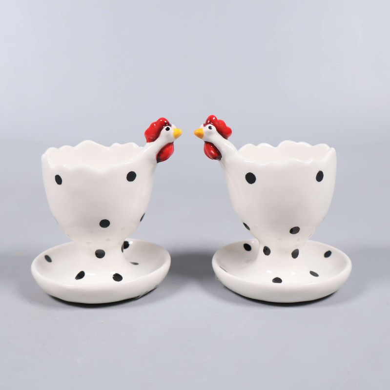 Två ägghållare med hönsmotiv riktade mot varandra