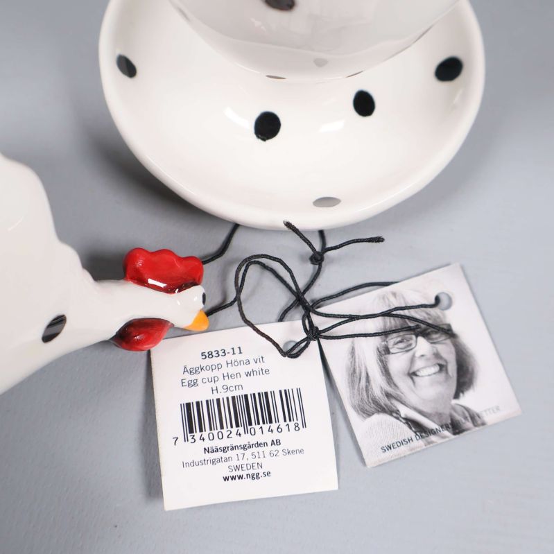 Närbild på etikett och hönsmotiv på ägghållare