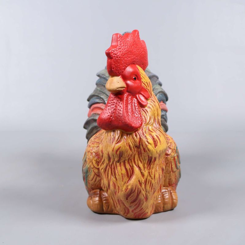 Keramisk tupp framifrån med tydlig kam och fjäderdetaljer