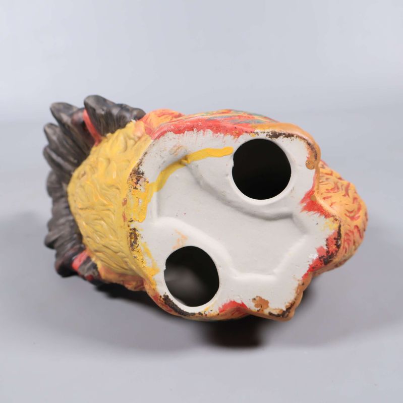 Keramisk tupp sedd underifrån med öppningar synliga