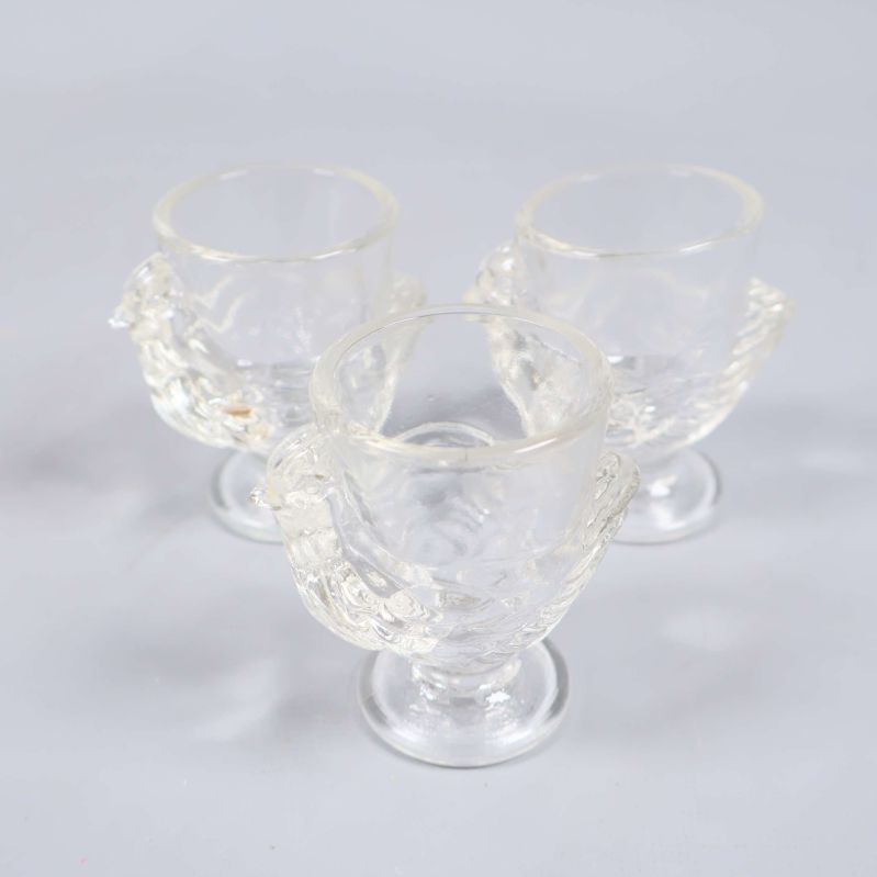 Tre glas med fågelrelief i grupp vinklade framåt