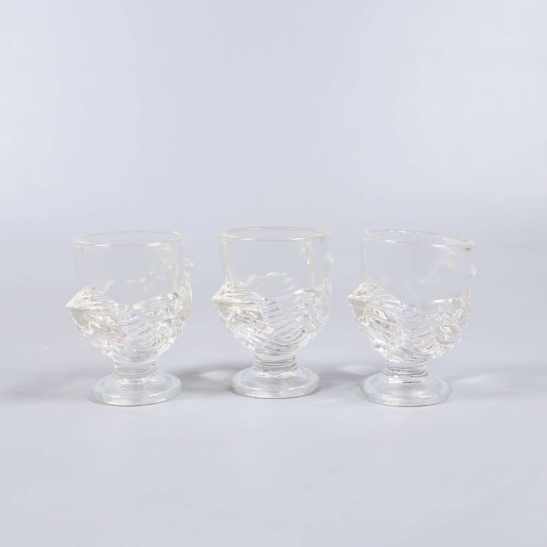 Tre små glas uppradade med synliga fågeldetaljer