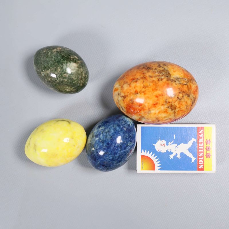 Stenägg av färgad sten fotograferade ovanifrån med tändsticksask