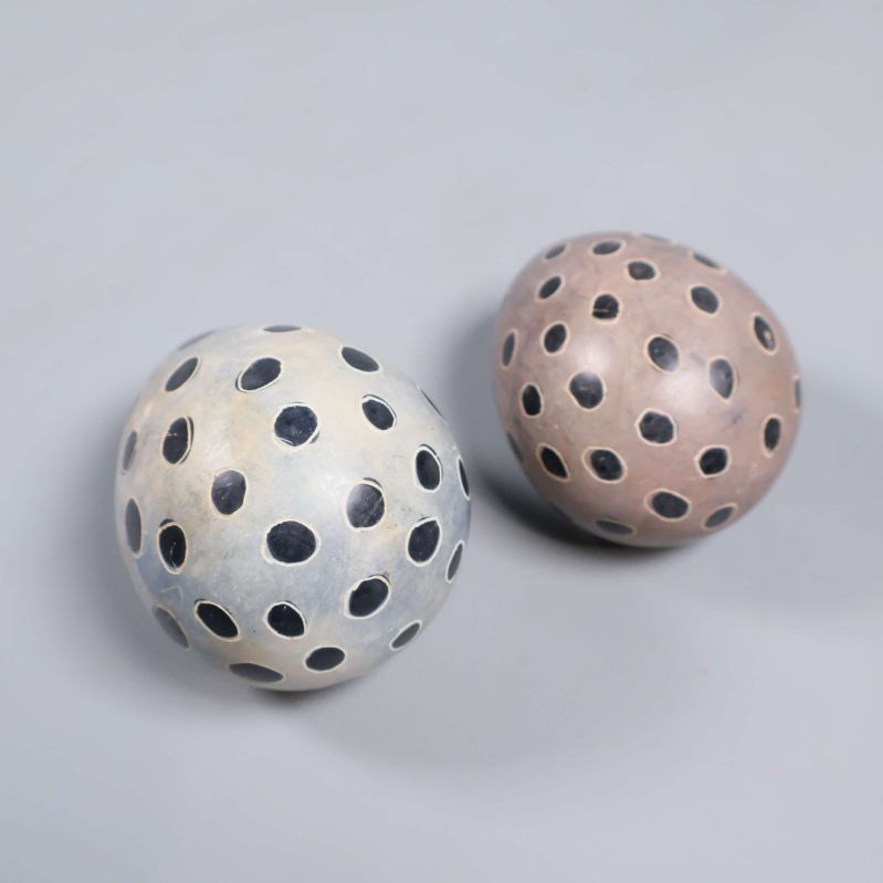 Prickiga ägg sett snett ovanifrån på ljus yta