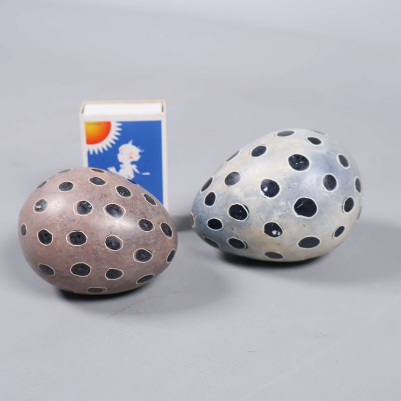 Prickiga ägg och tändsticksask mot grå bakgrund