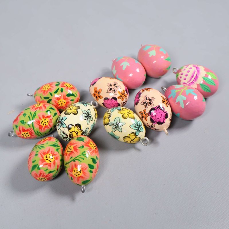 Handmålade ägg med blommor i olika färger