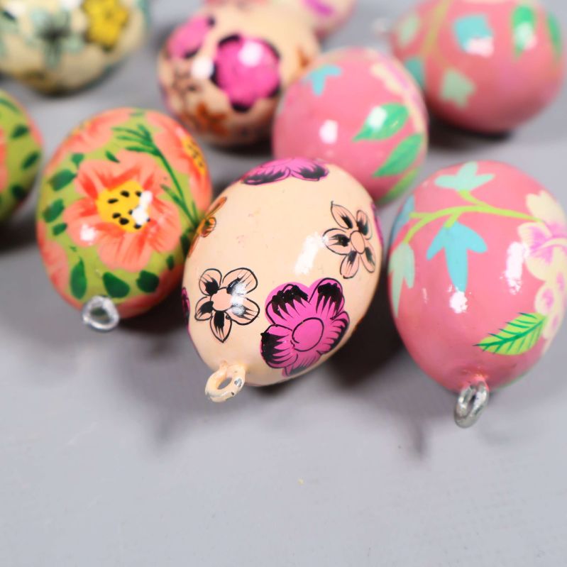 Närbild på pastellfärgade dekorationsägg