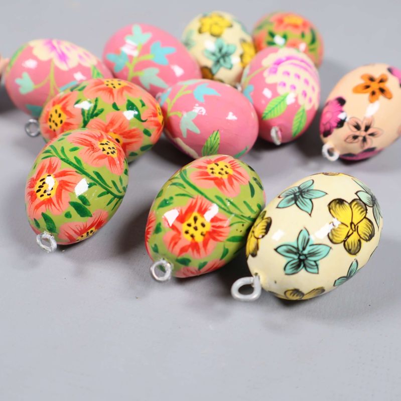 Samling handmålade ägg och olika motiv