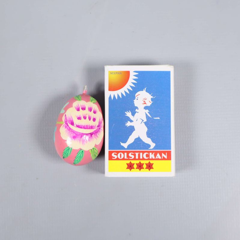 Dekorationsägg och Solstickan tändsticksask för storleksjämförelse