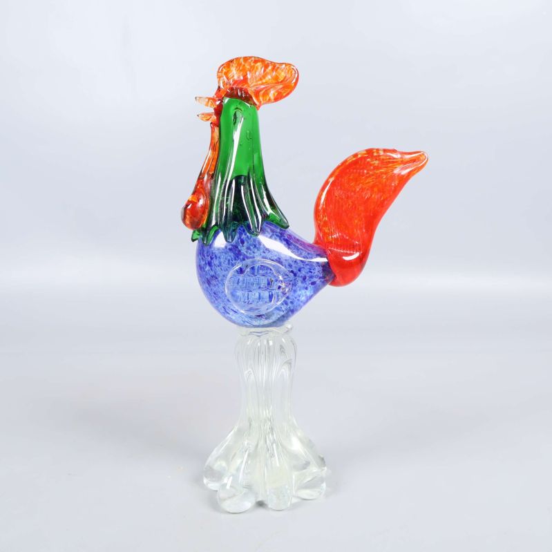 Dekorativ glasfigur av tupp i färger framifrån