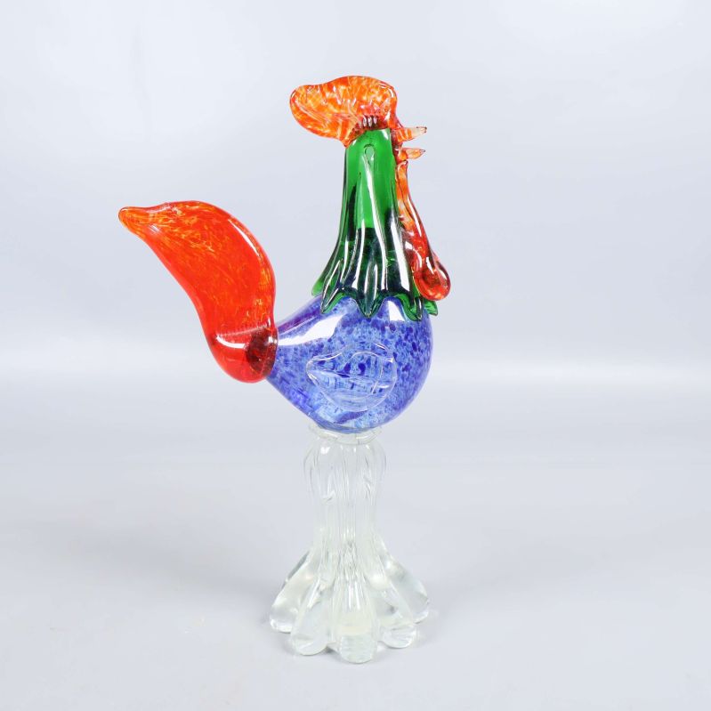 Sido vy av dekorativ färgad glasfågel