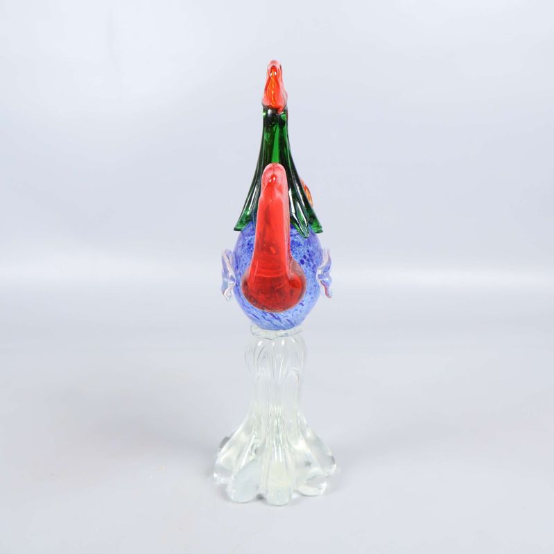 Fågel i glas sedd rakt bakifrån med tydlig fot