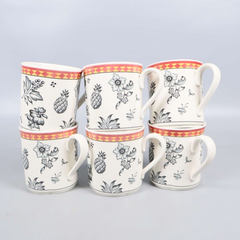 Sex staplade muggar med svart dekor och färgbård